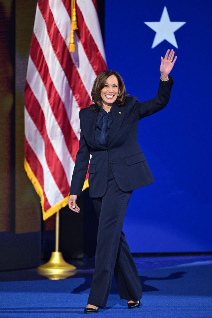 Kamala Harris usa um conjunto azul-marinho chique da cabeça aos pés.