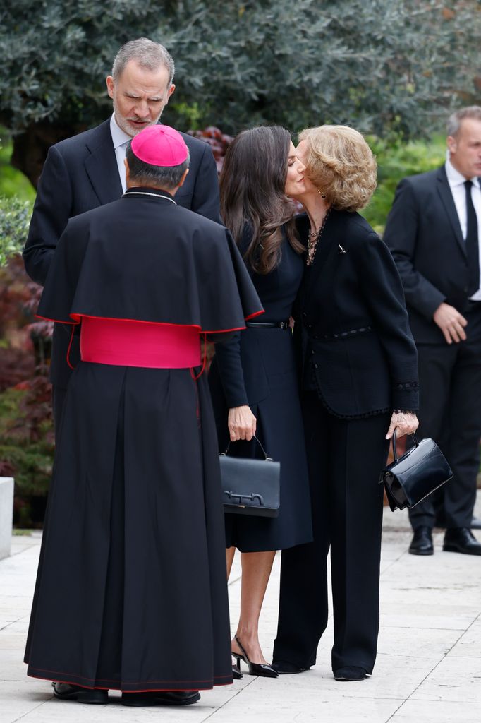 Queen Letizia kissing Queen Sofia