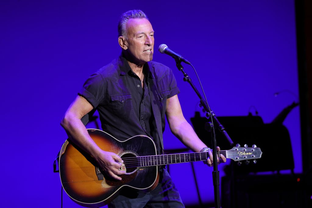 Bruce Springsteen se produit sur scène lors de la 15e édition du bénéfice annuel Stand Up For Heroes à Alice Tully Hall présenté par la Fondation Bob Woodruff et le NY Comedy Festival le 8 novembre 2021 à New York.