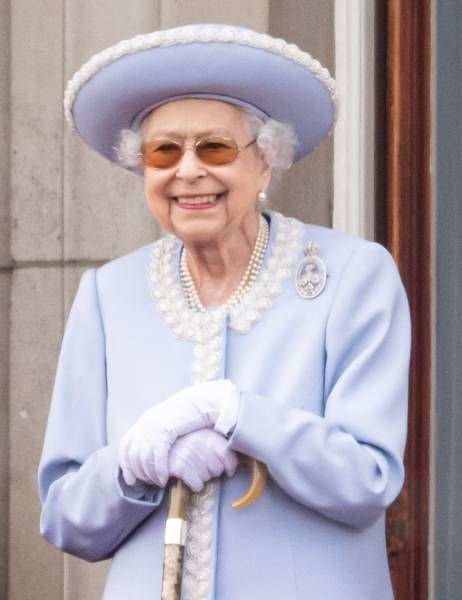 queen elizabeth jubilee trooping color outfit