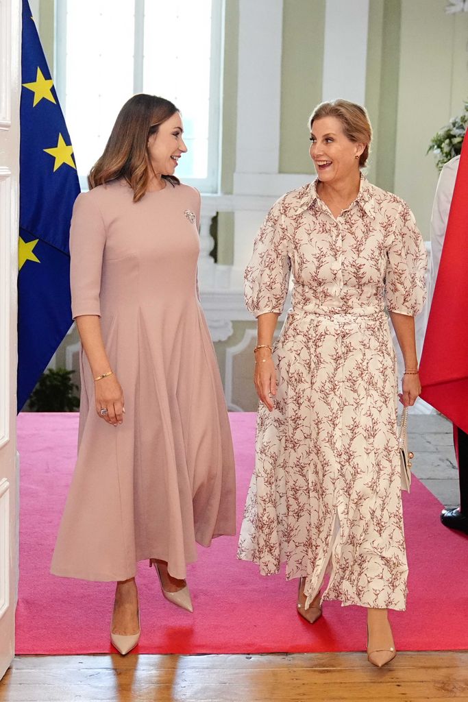 duas mulheres conversando dentro do palácio 