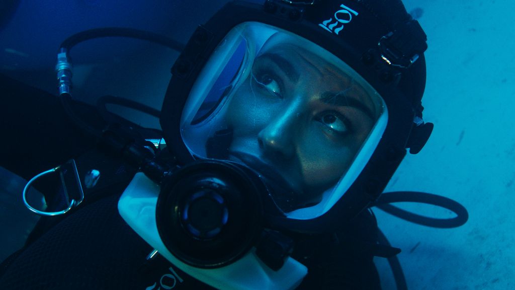 Madalina Ghanea as Naomi deep sea diving in movie Deep Fear