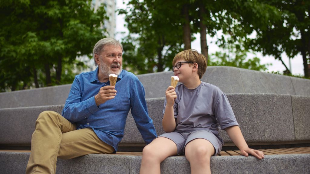 Un grand-père et un petit-fils mangeant de la glace ensemble