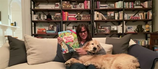 jennifer garner reading with dog bookshelves behind