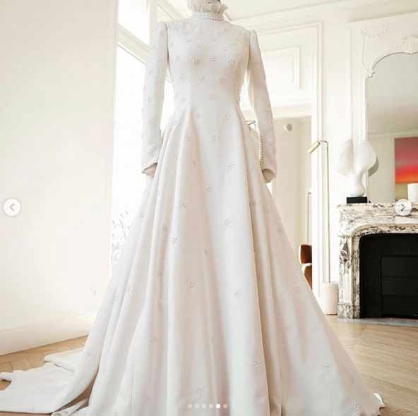 Ellie Goulding Chloe wedding dress display