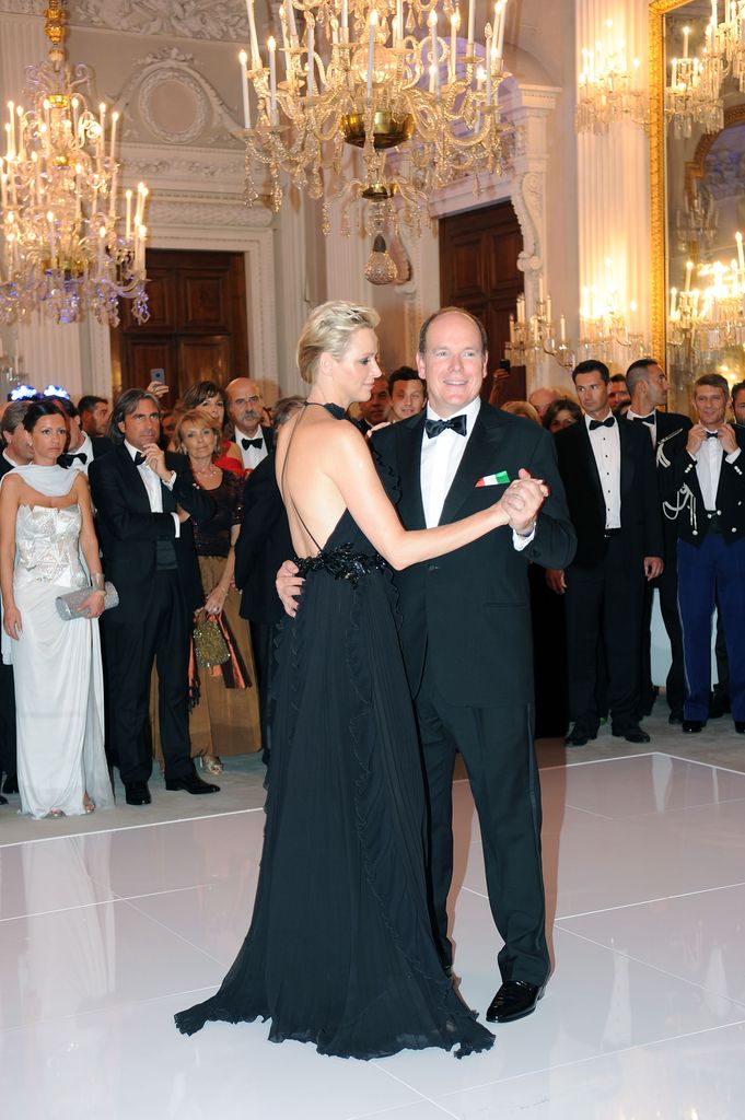 Príncipe Albert e Princesa Charlene dançam lentamente em traje de cerimónia