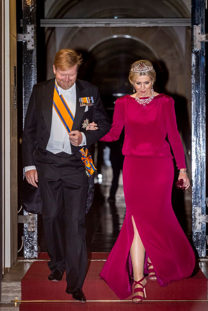 Rainha Máxima em vestido bordô com Rei Willem