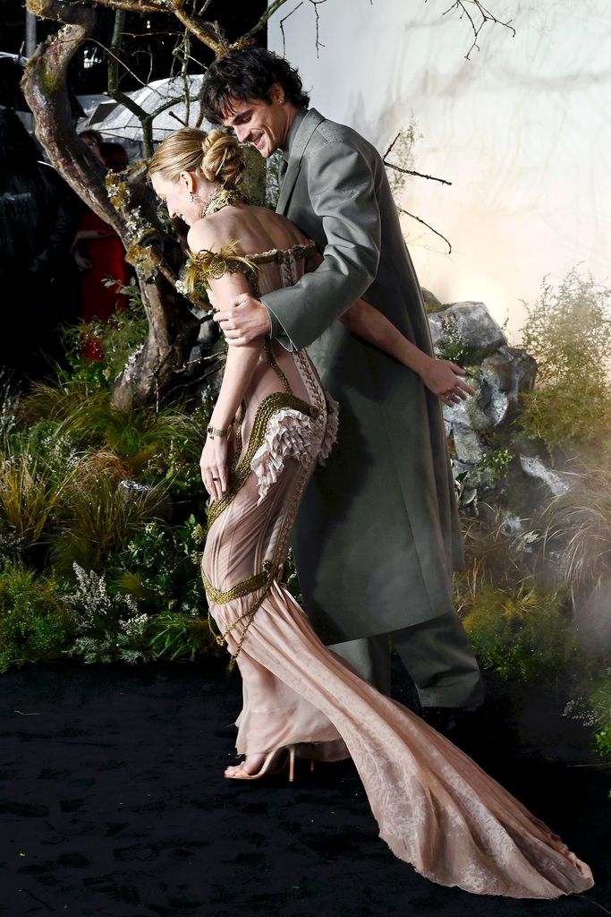 Une photo de Jacob Elordi avec son bras autour de Margot Robbie