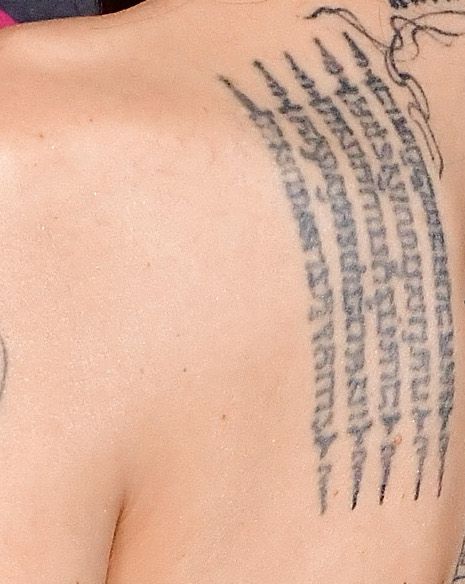 Tatuagem de feitiço budista de Angelina Jolie