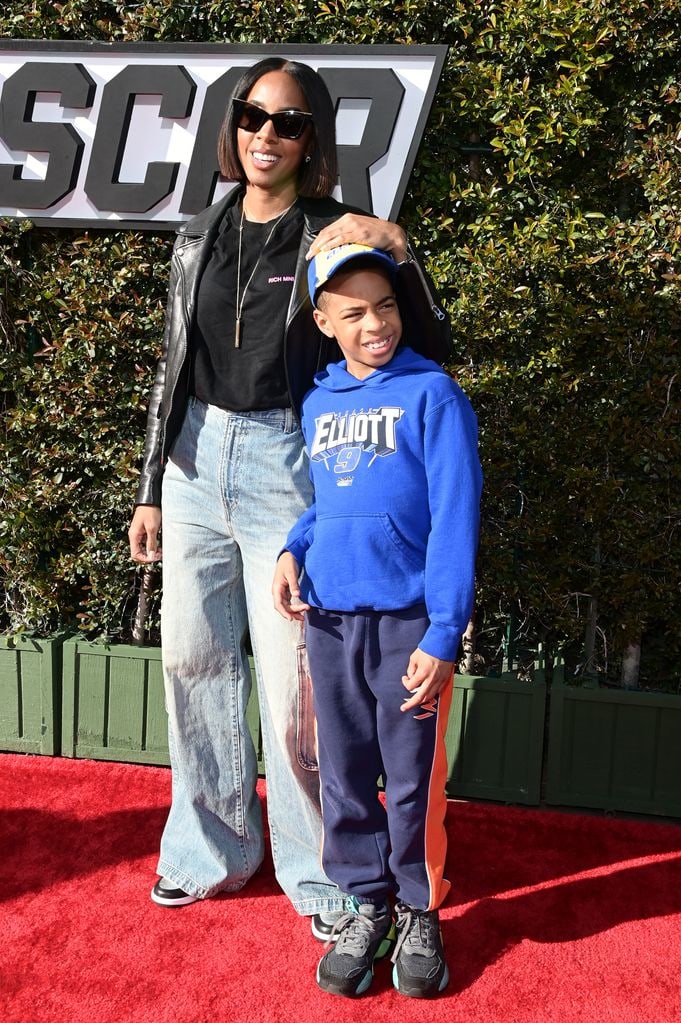 Kelly Rowland stood with her son