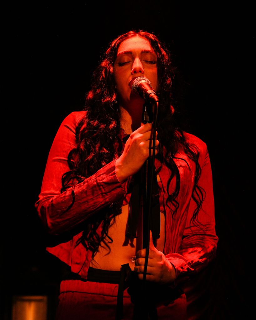 Lourdes Leon cantando en la plataforma
