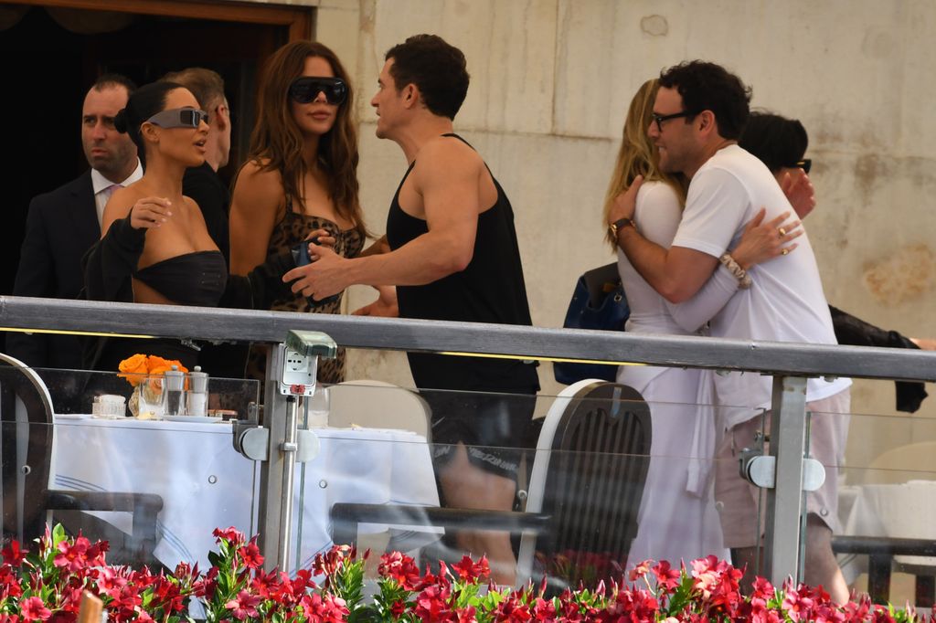orlando bloom speaking to kim kardashian on balcony