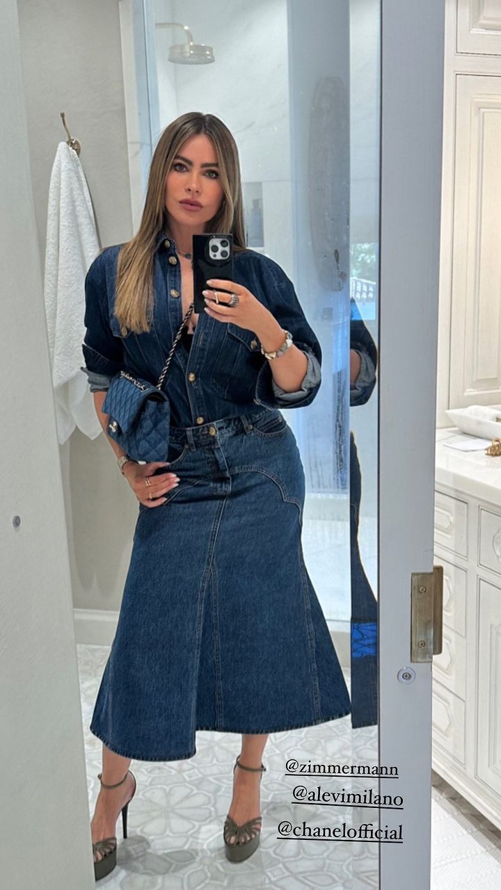 Sofia Vergara w dżinsowej stylizacji na łazienkowym selfie