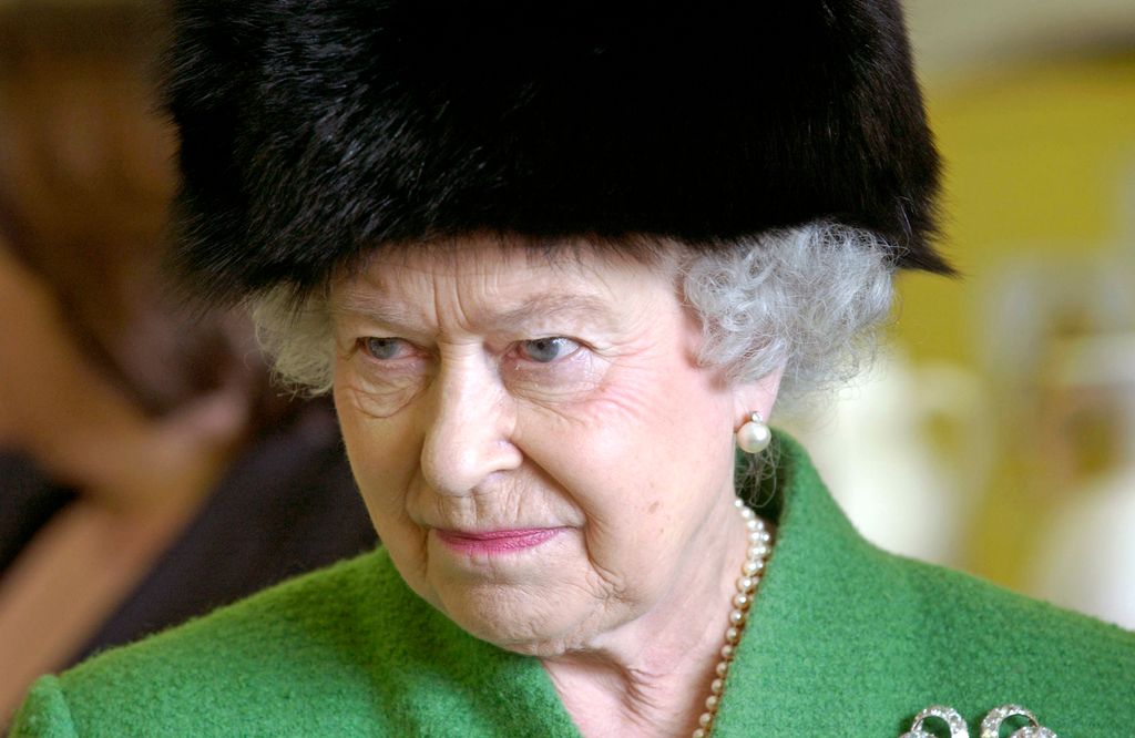 La reine Elizabeth II a secrètement enfreint cette règle royale lors de banquets d'État. 1 BRISTOL, ANGLETERRE - 25 FÉVRIER : La reine Elizabeth II visite The Park, une variété de projets de développement de la jeunesse et de petites entreprises, lors d'une visite d'une journée à Bristol le 25 février 2005 à Bristol, en Angleterre. (Photo de la photothèque de Tim Graham via Getty Images)