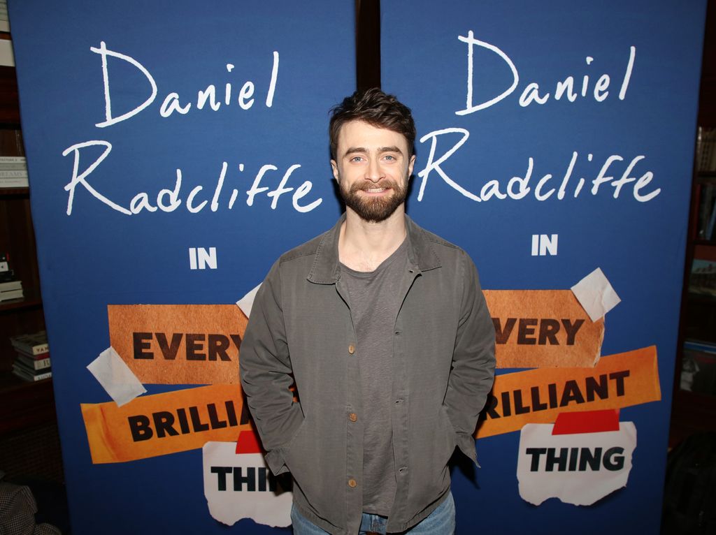 Daniel Radcliffe pose lors d'une journée presse pour sa nouvelle pièce de Broadway "Chaque chose brillante" au Lambs Club le 19 février 2026 à New York. "Chaque chose brillante" commence une diffusion limitée de 13 semaines le 21 février et se déroule jusqu'au 24 mai au Hudson Theatre.