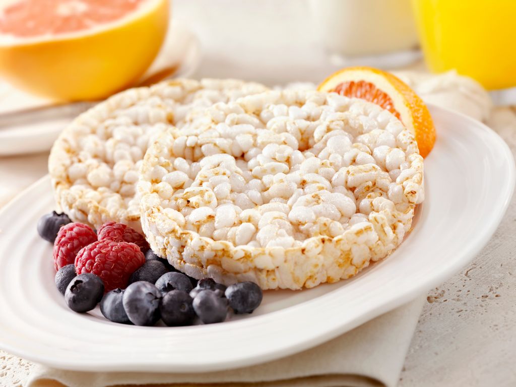 "Gâteaux de riz avec bleuets, framboises, pamplemousse, lait et jus d'orange - photographié sur la caméra Hasselblad H3D2-39mb"