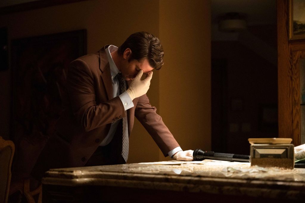 Andrew Garfield avec la tête dans les mains dans une photo de Under the Banner of Heaven