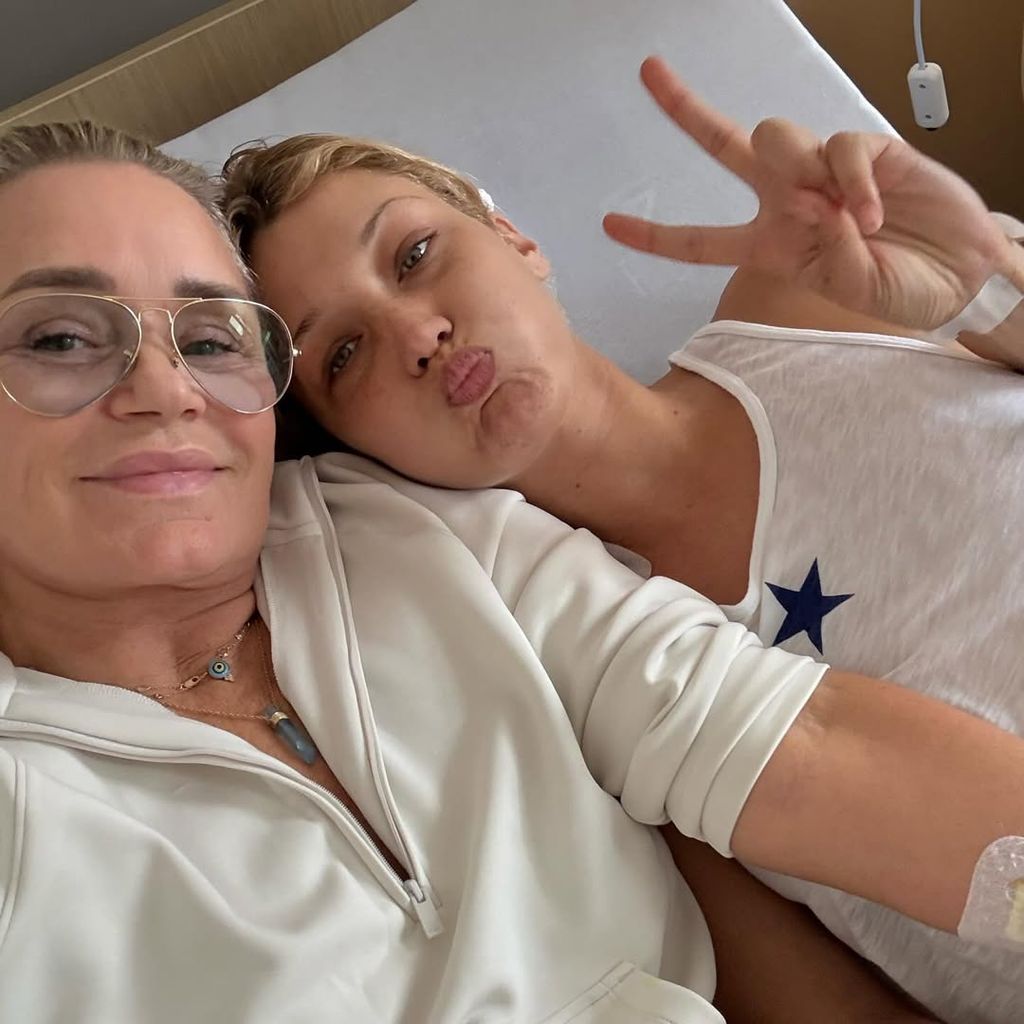 yolanda hadid bella hadid selfie peace sign