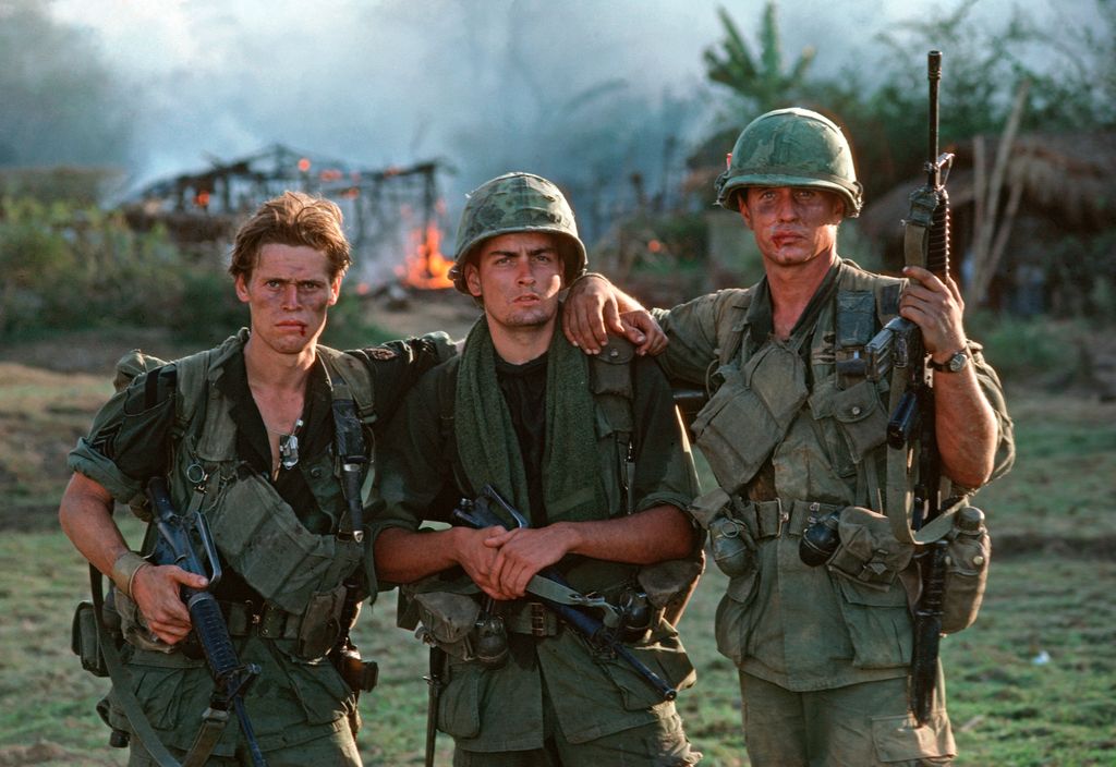 PHILIPPINES - 01/01/1986 : Pendant le tournage du film d'Oliver Stone, près de Manille, les acteurs Willhem Dafoe, Charlie Sheen et Tom Berenger posent après une scène clé du film qui deviendra plus tard un classique de la guerre du Vietnam. (Photo de Roland Neveu/LightRocket via Getty Images)