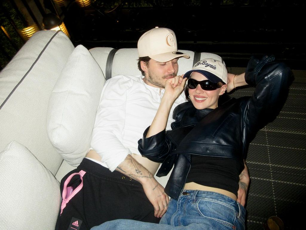 Her wraparound sunglasses are the epitome of 90s cool-girl