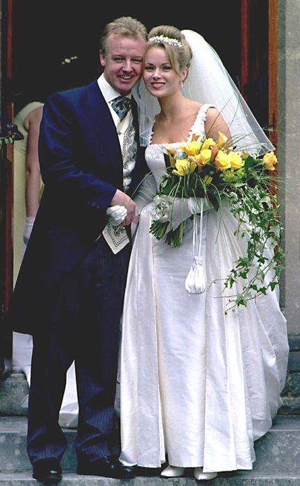 Amanda Holden posing with her ex-husband Les Dennis on her wedding day