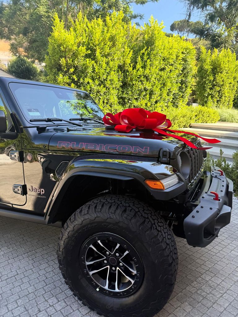 photo of sarah michelle gellar daughter charlotte jeep rubicon
