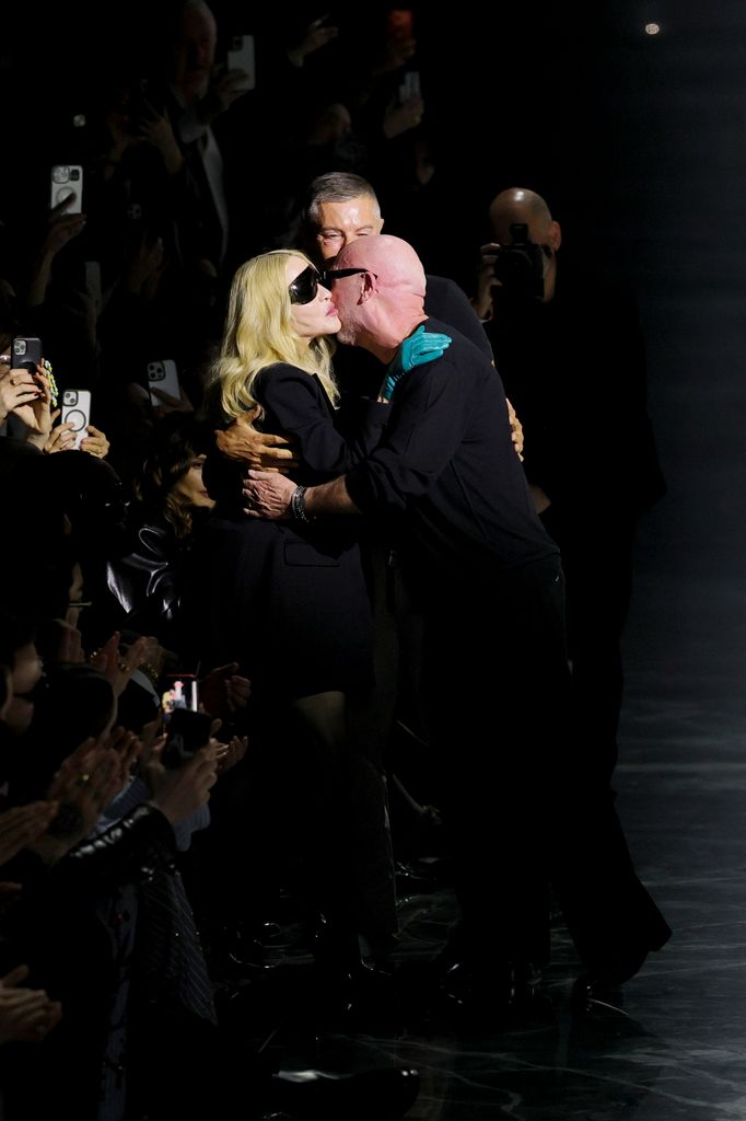 Madonna vient de porter ses talons les plus hauts avec une robe en dentelle corsetée à Milan 2 Madonna salue Domenico Dolce et Stefano Gabbana pendant le show