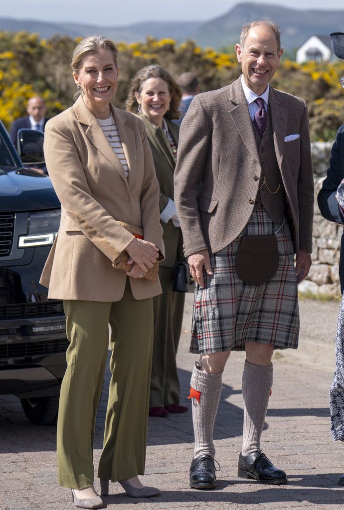 O duque e a duquesa de Edimburgo durante sua visita a Golspie, Sutherland.