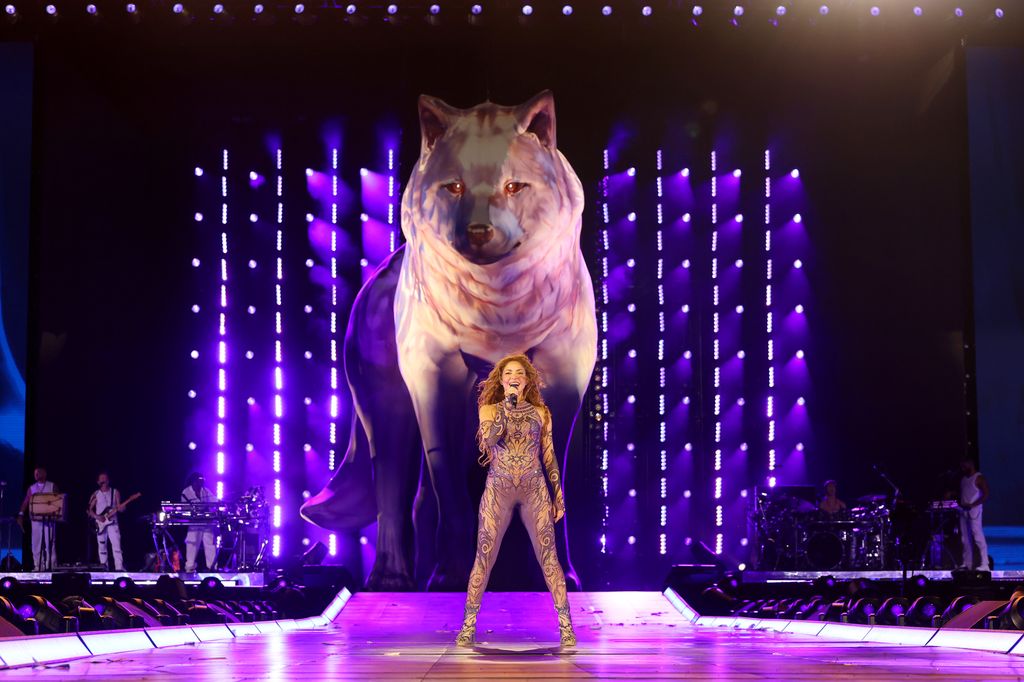 Shakira se produit sur scène pendant Shakira: Las Mujeres Ya No Lloran World Tour - Miami au Hard Rock Stadium le 06 juin 2025 à Miami Gardens, en Floride.