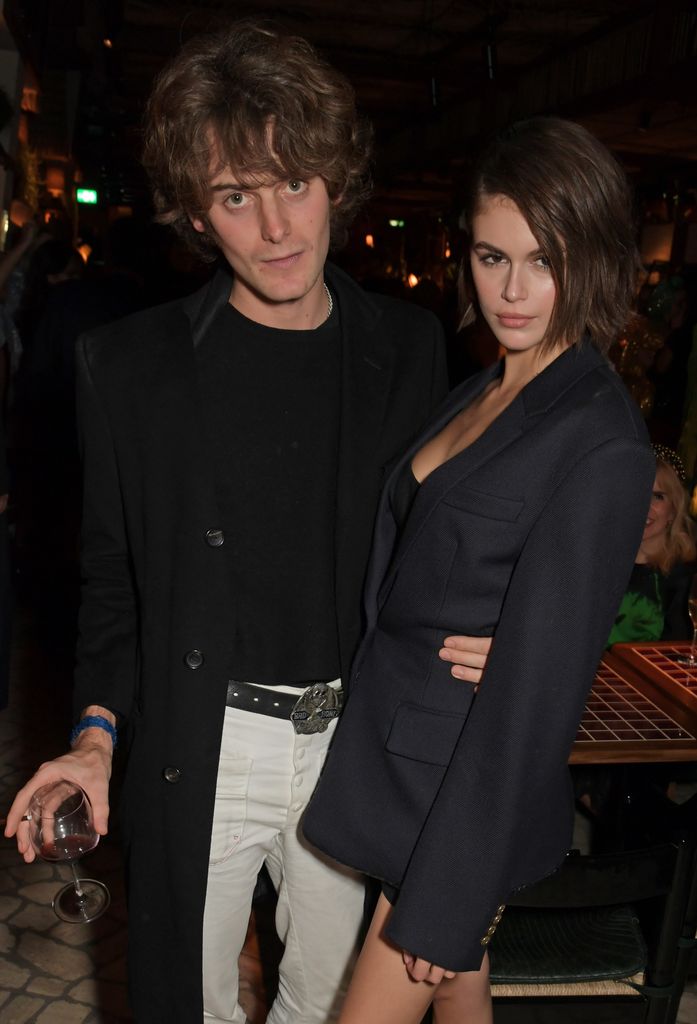 Jonah est écrivain et artiste (photographié avec Kaia Gerber en 2020)