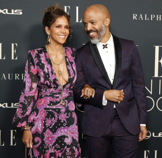 Halle Berry suffers scary fall as she presents special award on stage |  HELLO!