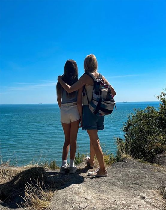 Tess Daly daughters look at sea on isle of Wight