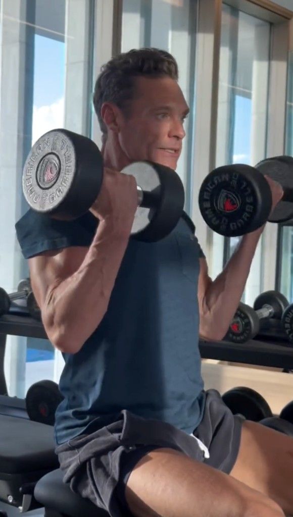 photo of ryan seacrest lifting dumbbells
