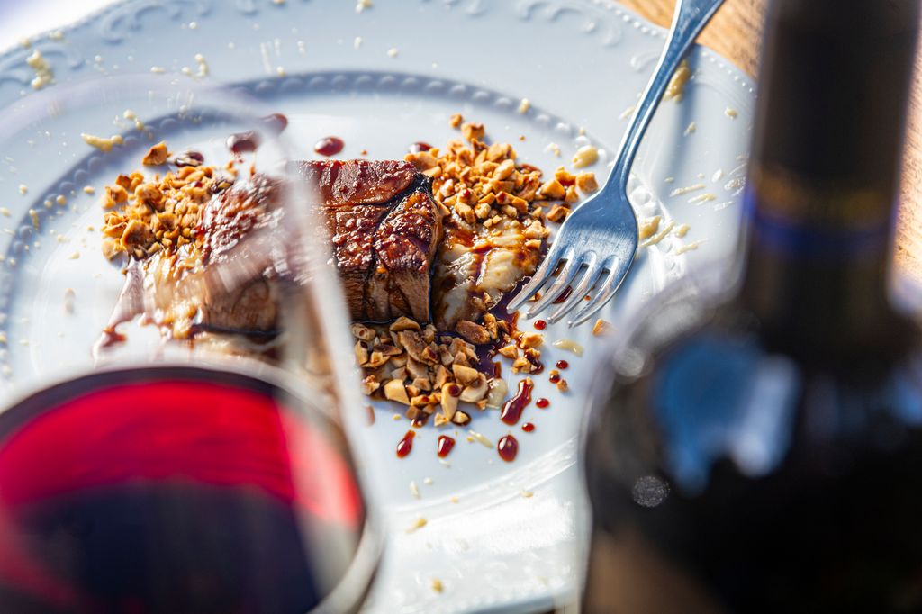 Mark McShane, expert en certificat d'hygiène alimentaire, révèle 7 aliments qui «peuvent entraîner une maladie grave» lors de voyage 8 Plat de viande avec du vin rouge