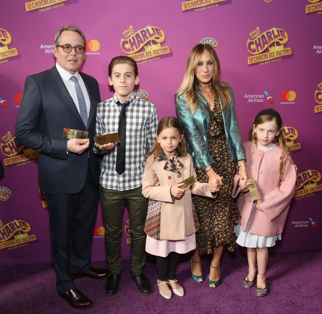 Matthew Broderick, James Wilkie Broderick, Sarah Jessica Parker, Marion Loretta Broderick, Tabitha Broderick assister à la performance d'ouverture de Broadway de 'Charlie and the Chocolate Factory' au Lunt-Fontanne Theatre le 23 avril 2017 à New York City