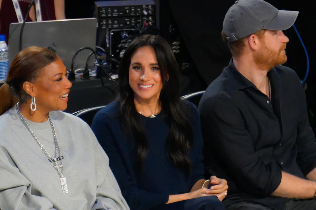 Le collier à ongles Cartier Juste un Clou de Meghan Markle qu'elle porte à plusieurs reprises – j'ai trouvé de bons sosies pour moins cher 1 Meghan Markle avait l'air élégante et chic alors qu'elle assistait au match NBA All Star à Los Angeles aux côtés de son mari, le prince Harry.
