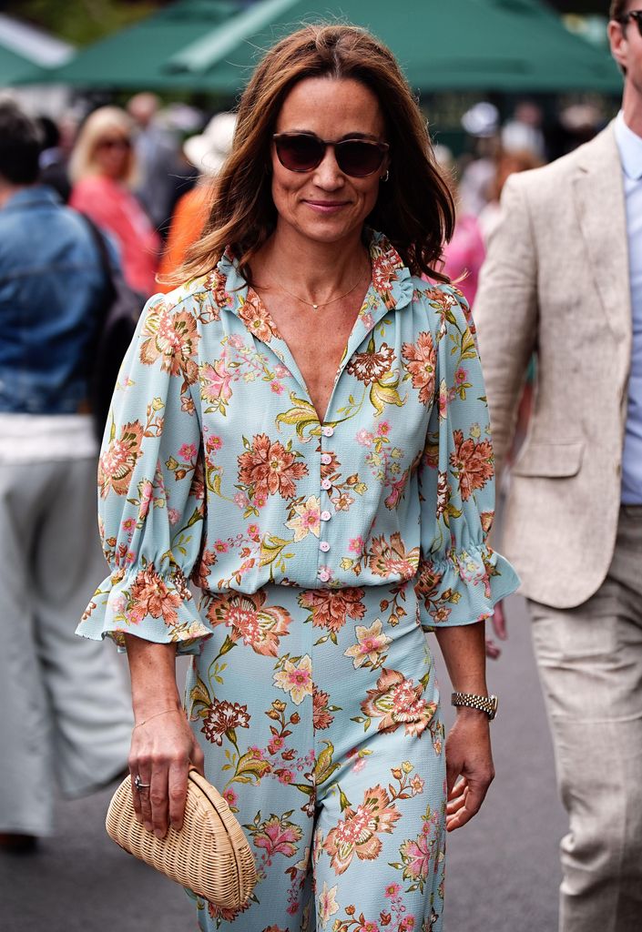 Pippa Middleton em um vestido floral turquesa