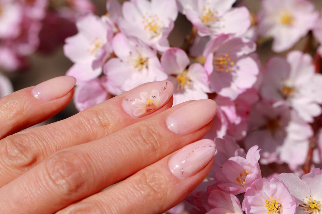 nails with tiny flowers on
