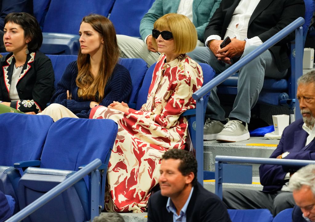 Bee Shaffer e Anna Wintour comparecem ao Dia 9 do US Open Tennis Championships de 2024 em 3 de setembro de 2024 na cidade de Nova York. (Foto de Gotham/GC Images)