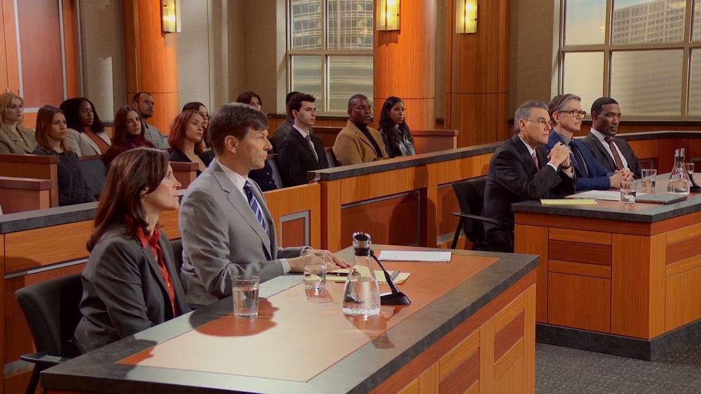Le drame de la salle d'audience en 8 parties de Prime Video Vidé 2 groupe de personnes assises au tribunal
