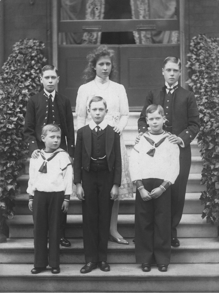 Les six enfants du roi George V et de la reine Mary représentés sur des marches en noir et blanc 