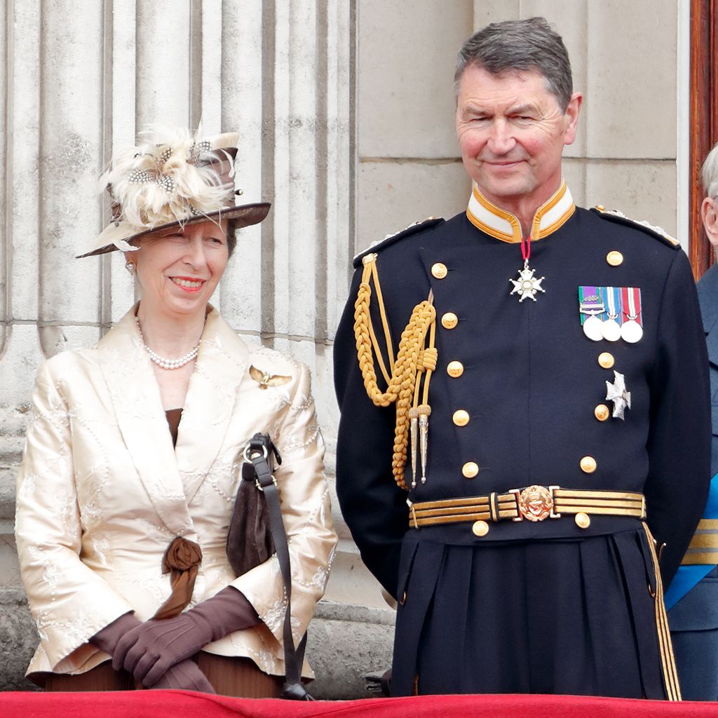 Princesa Anne e Sir Timothy Laurence na varanda do Palácio de Buckingham