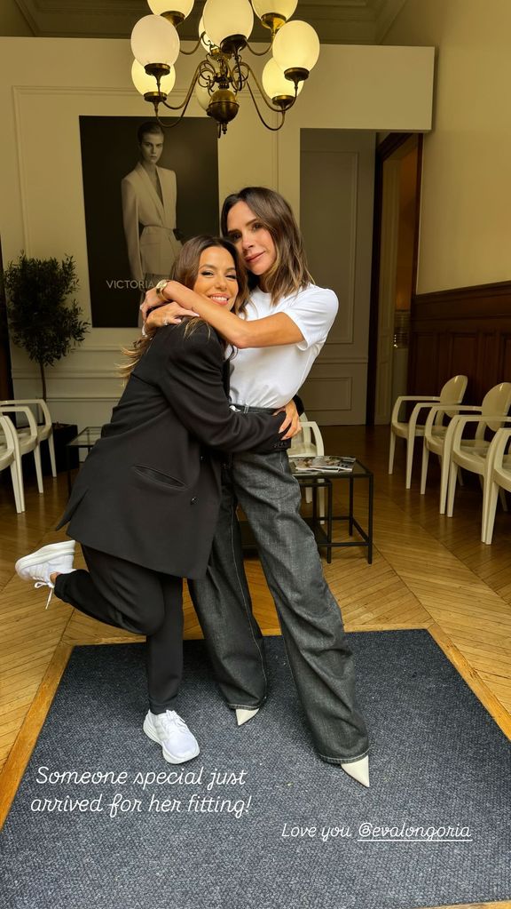 Victoria berpose bersama Eva Longoria menjelang pertunjukan SS25-nya selama Paris Fashion Week