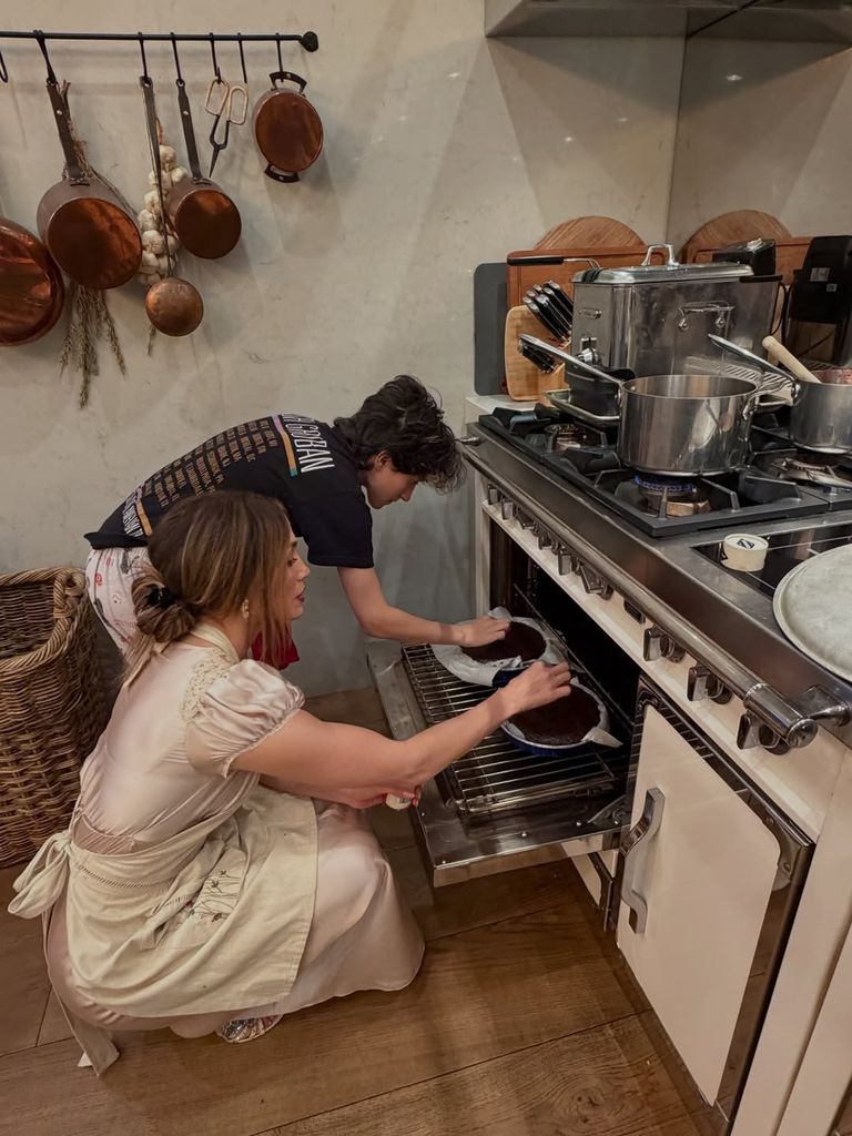Jennifer Lopez and Emme checking cakes in oven
