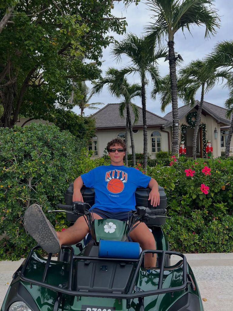 Le rare regard de Joaquin sur la vie personnelle du plus jeune fils de Kelly Ripa fait parler les fans 1 Joaquin Consuelos se prélasse sur un VTT pendant ses vacances, partagé sur Instagram