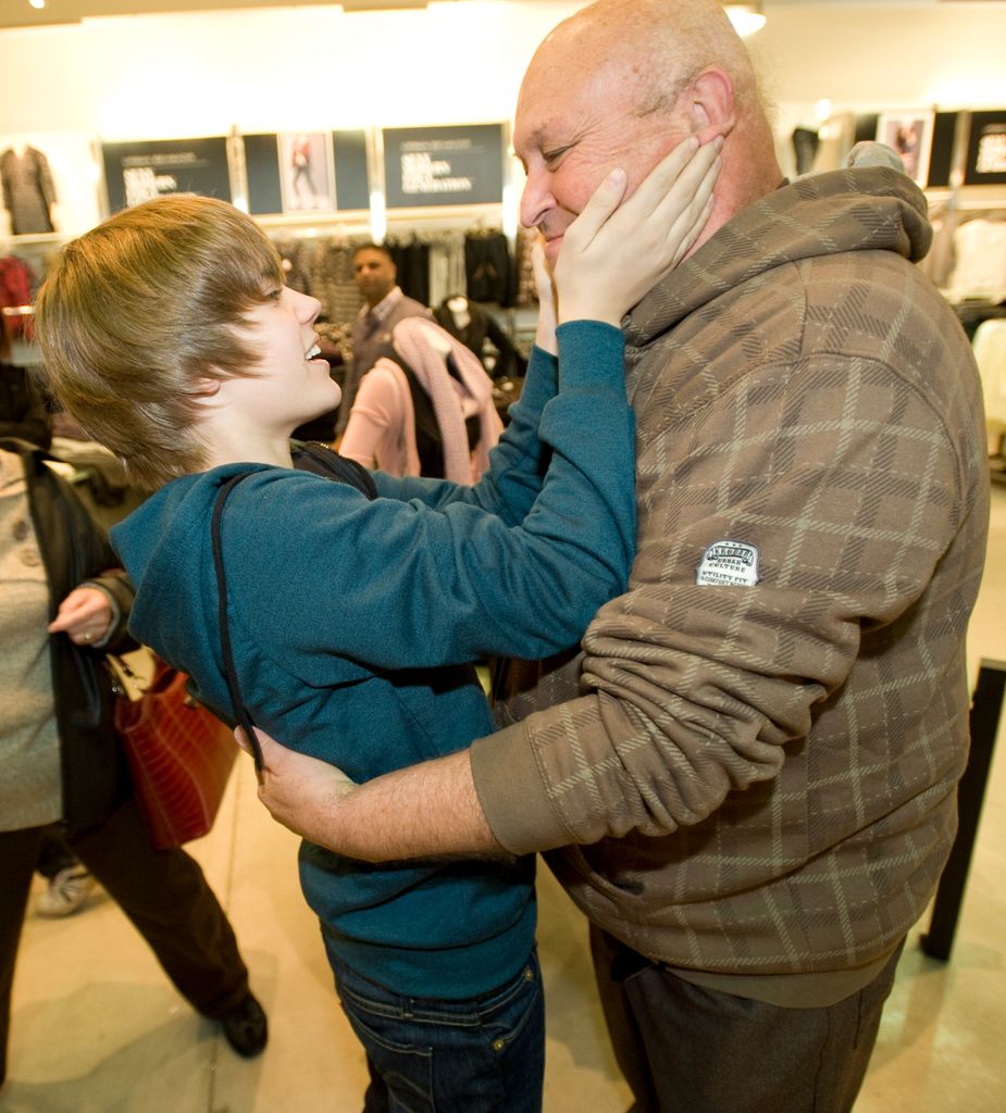 Justin Bieber rubs his grandfather's face in 2009 agead of record signing