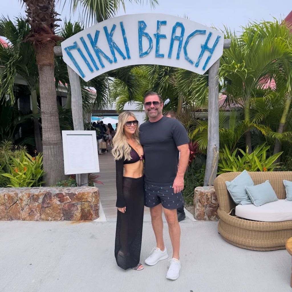 Christina avec son petit ami en vacances en bikini noir