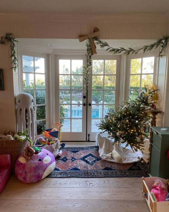 kate hudson christmas tree inside family home