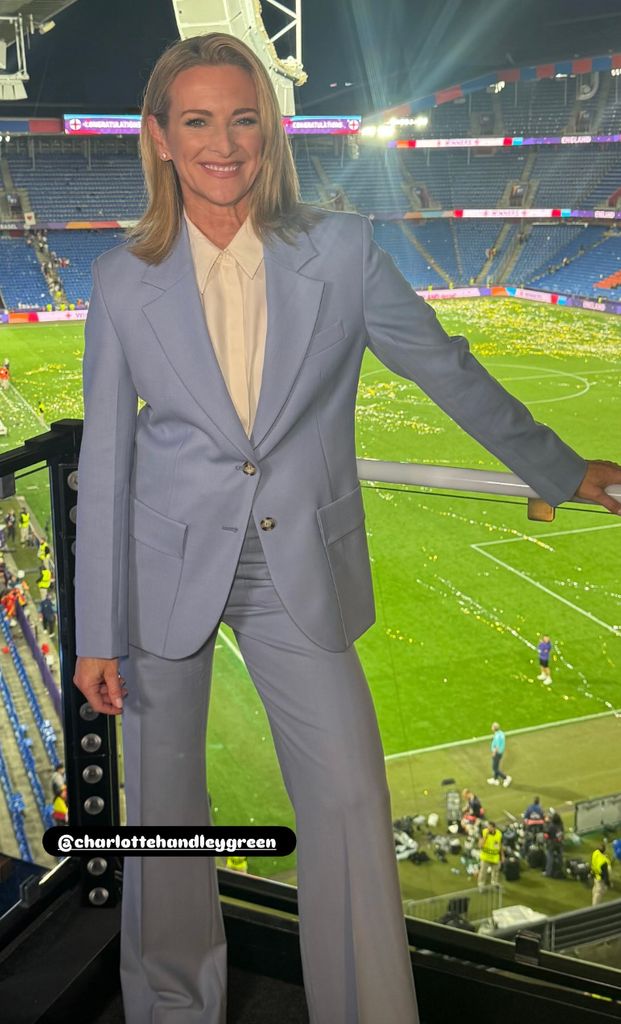 Photo de Gabby Logan portant un costume Victoria Beckham pour regarder les lionnes gagner