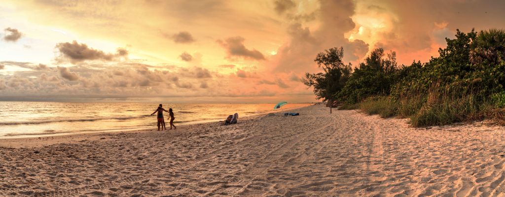 Les experts révèlent la plage numéro un aux États-Unis en 2025 - vivez-vous à proximité? 4 Coucher de soleil sur le sable blanc du parc d'État de Delnor Wiggins à Naples, en Floride.